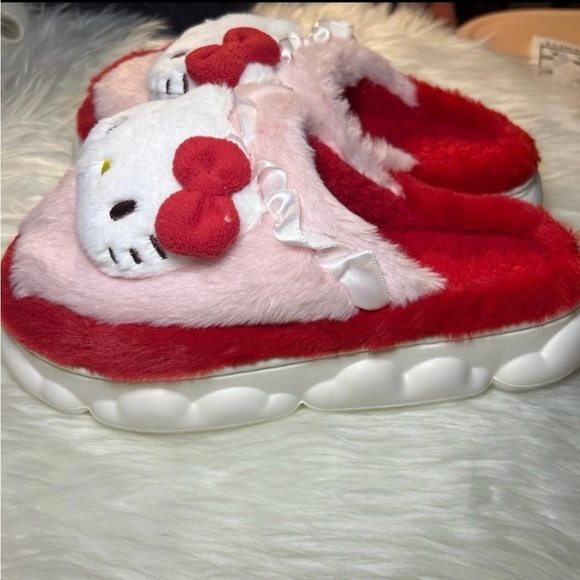 New Hello Kitty Fuzzy Slippers Size Big Kid 3.5 - Picture 2 of 5